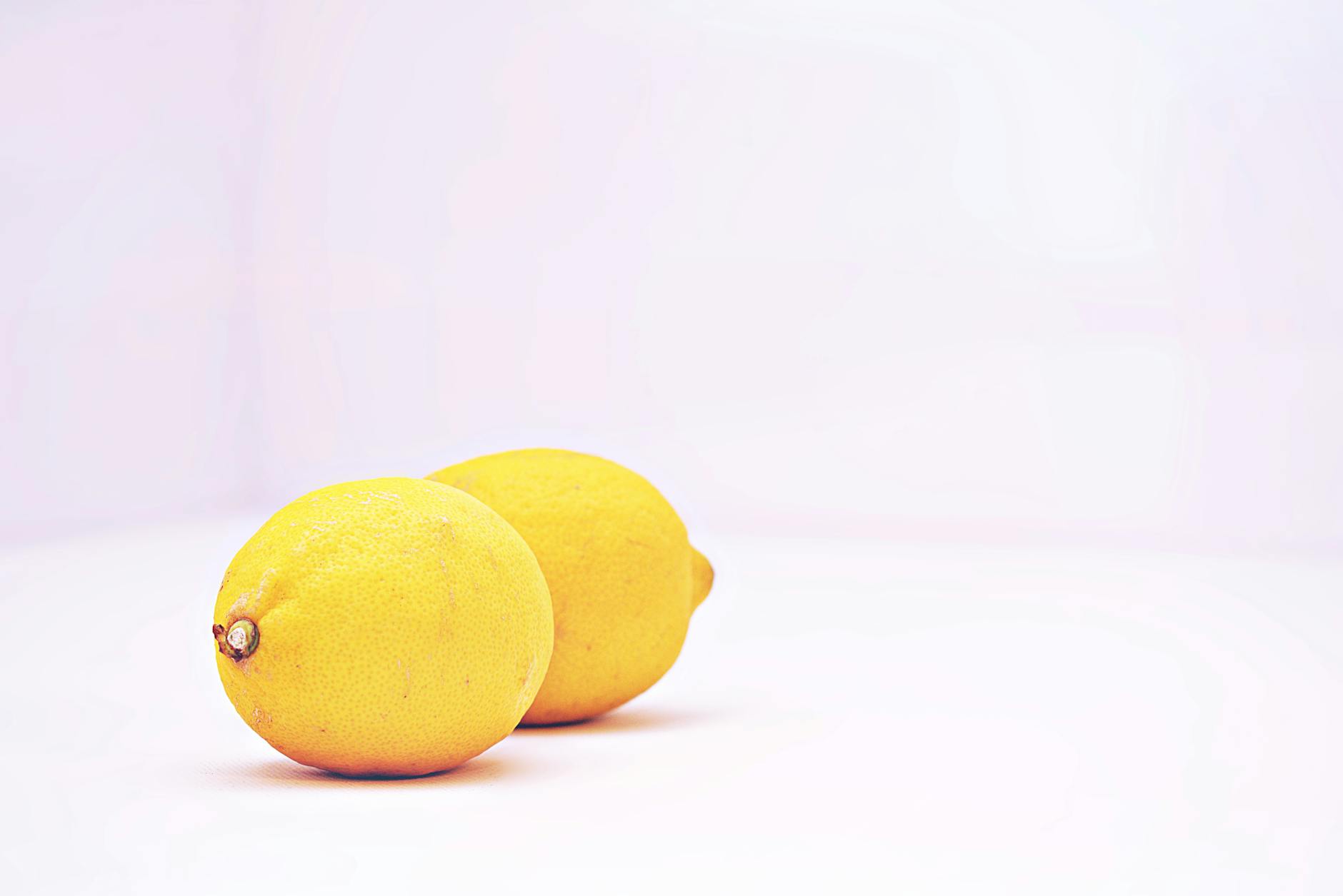 Limones frescos sobre fondo blanco minimalista, simbolizando claridad y renovación